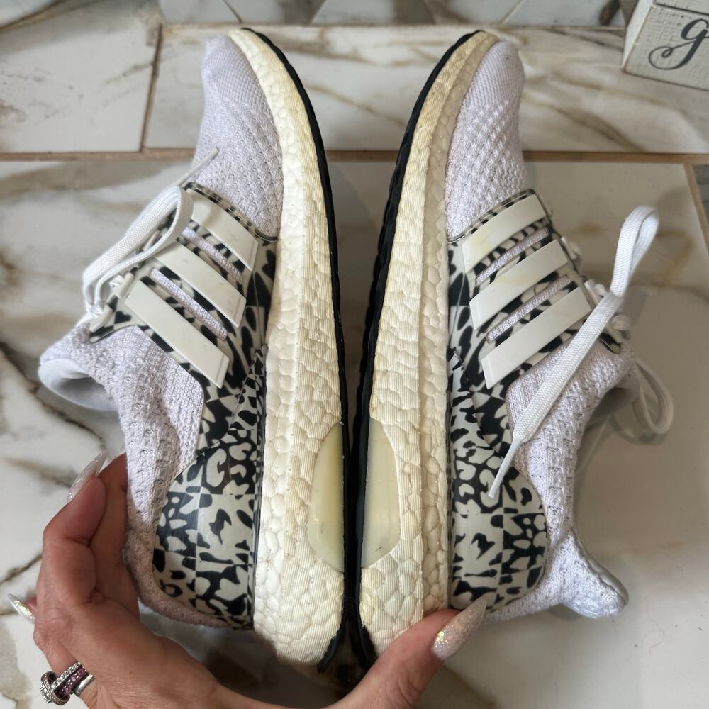Adidas Women’s Ultraboost 5.0 DNA Cloud White Core Black Running Shoes Size 9 - Picture 7 of 10